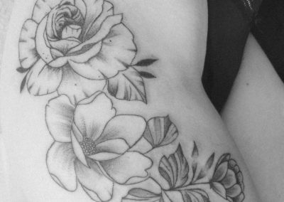 tatouage-floral-cuisse-tattoo-my-st-fulgent-85